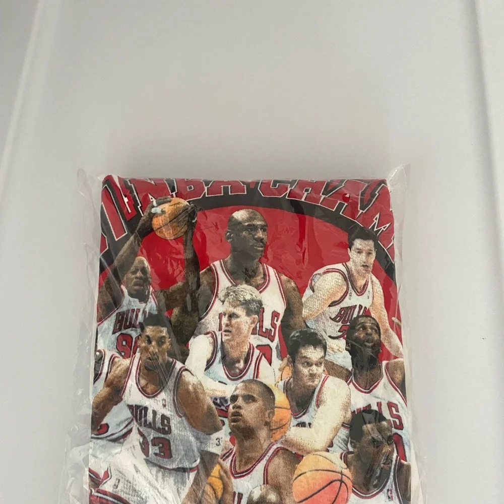 Chicago Bulls Graphic T-Shirt - Picture 1 of 6